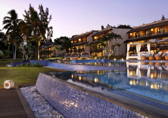 15.Sofitel Mauritius L'Imperial Resort & Spa - Le Flamboyant pool & bar with resort backdrop